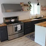 Queen Suite With Private Ensuite At Fancie\'S Pec - Suite 1