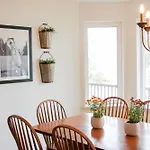 Queen Suite With Private Ensuite At Fancie\'S Pec - Suite 1