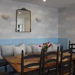 Queen Suite With Private Ensuite At Fancie\'S Pec - Suite 1