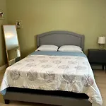 Cheerful 4 Bedroom With Sunroom
