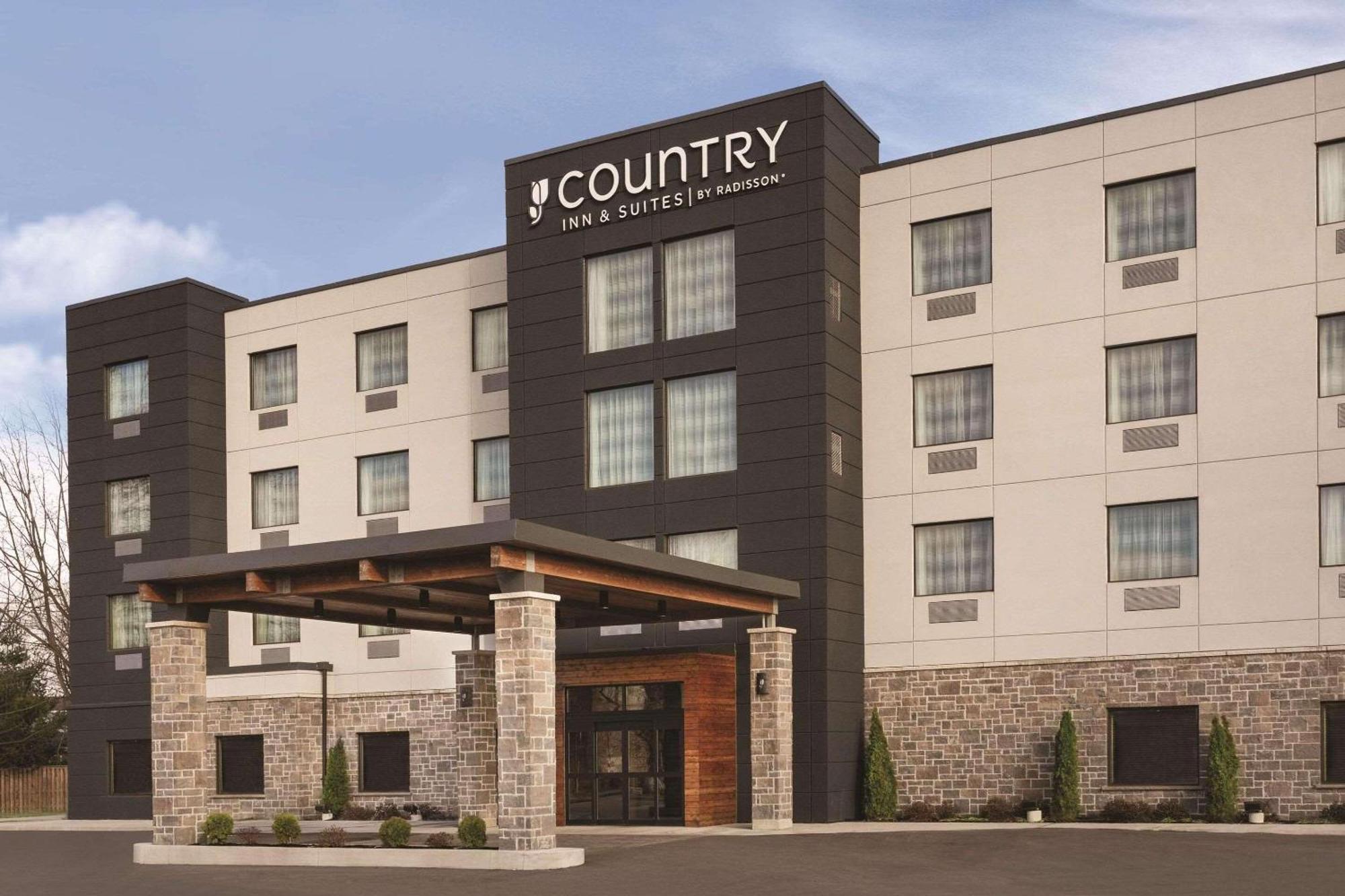 Hotel Country & By Radisson, Belleville, On 3*