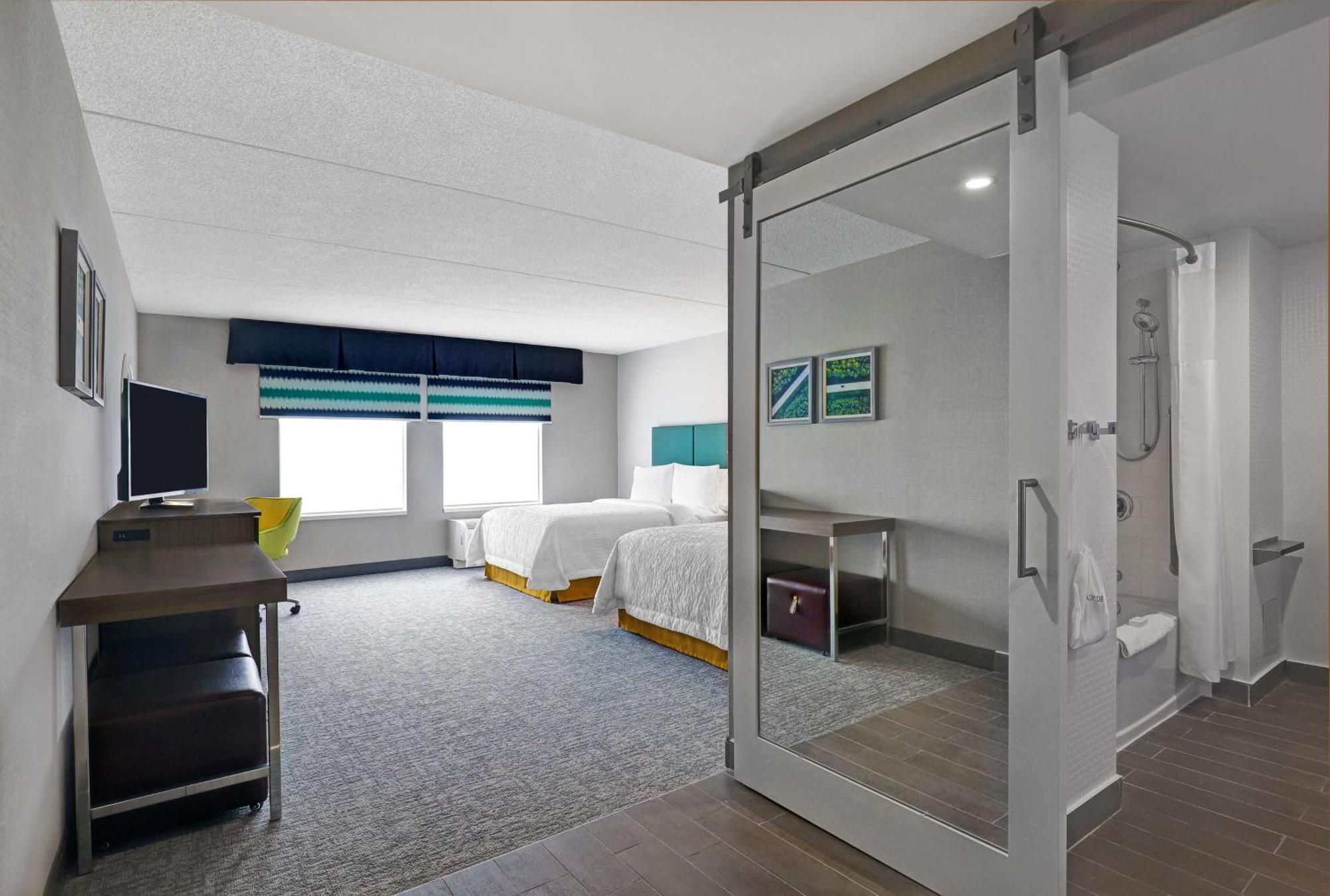 Hampton & Hotel