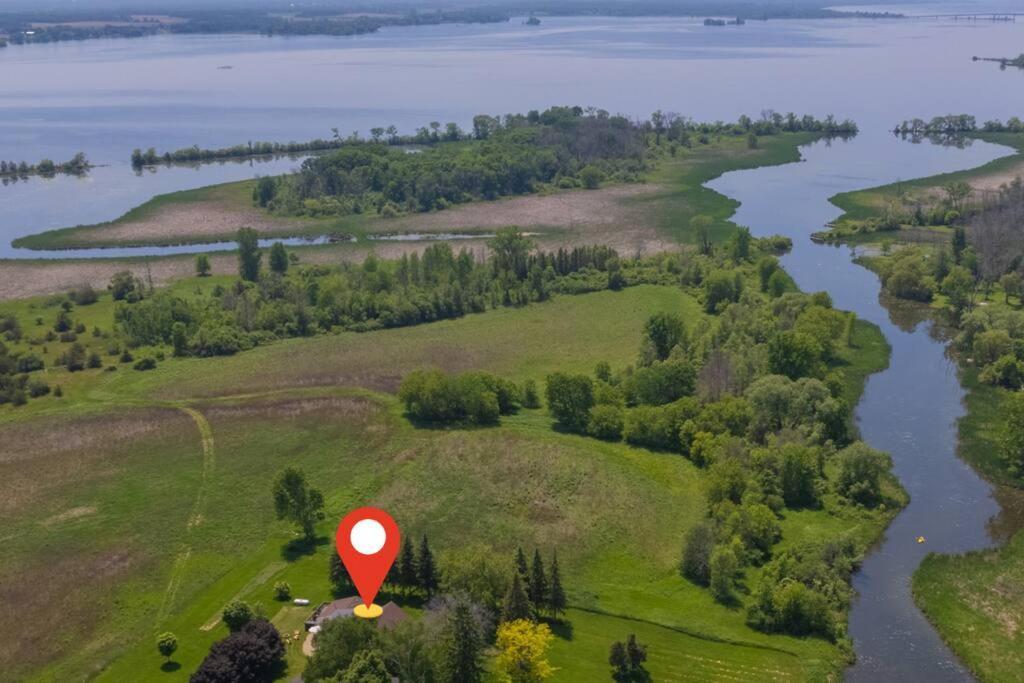 Luxury Hillside On The Bay Of Quinte Holiday home