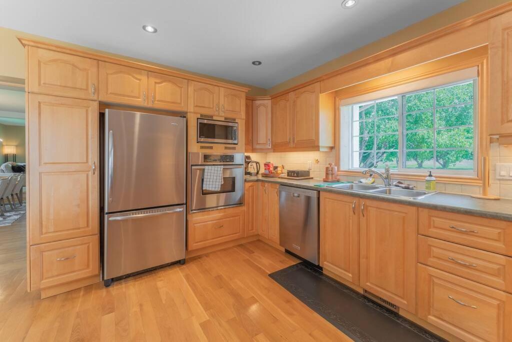 Luxury Hillside On The Bay Of Quinte Belleville