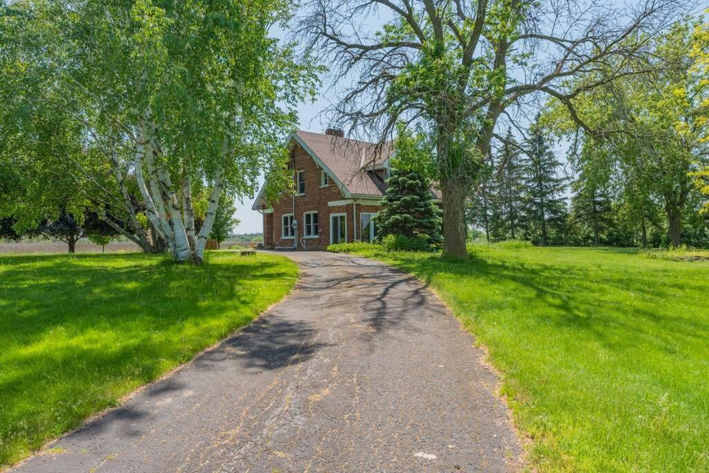 Luxury Hillside On The Bay Of Quinte