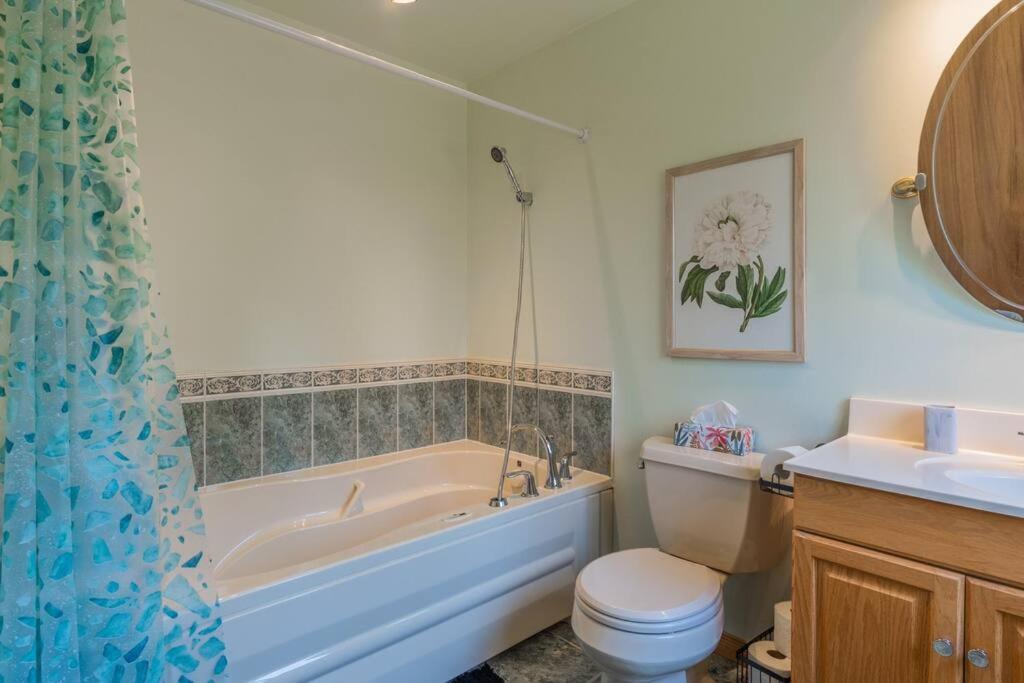 Luxury Hillside On The Bay Of Quinte Belleville