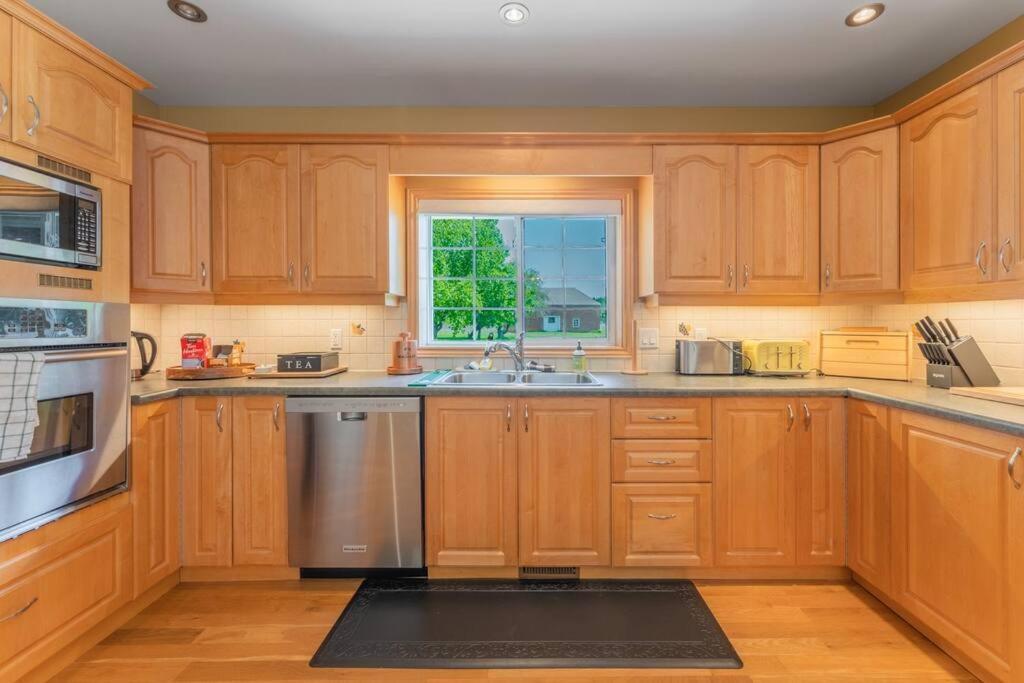 Luxury Hillside On The Bay Of Quinte Holiday home