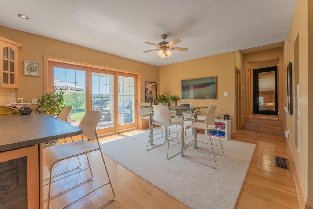 Holiday home Luxury Hillside On The Bay Of Quinte