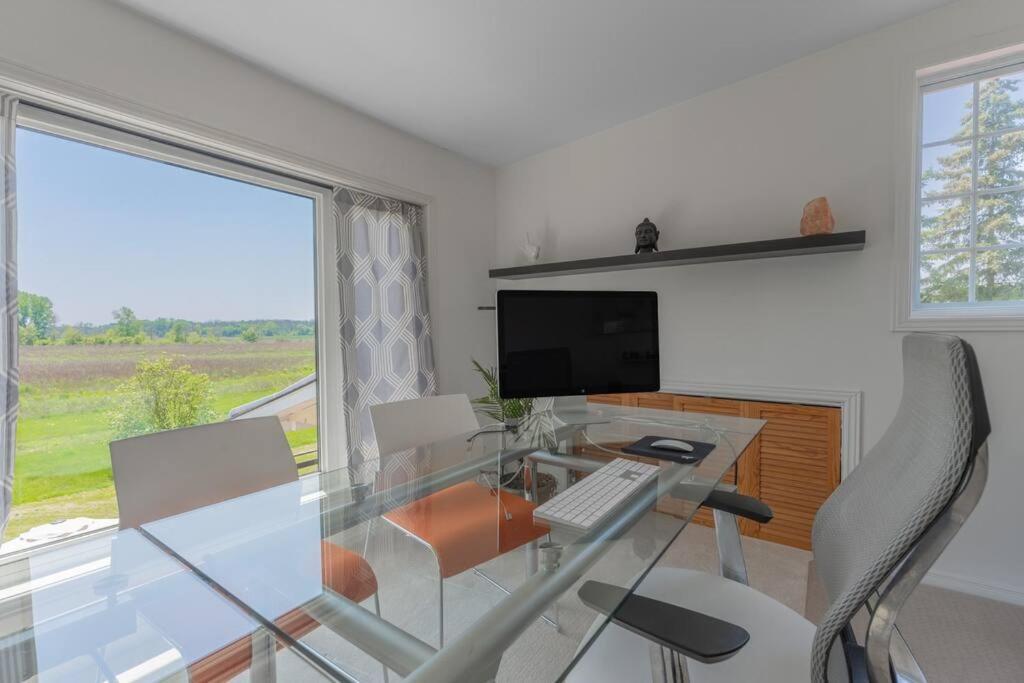 Luxury Hillside On The Bay Of Quinte Holiday home *