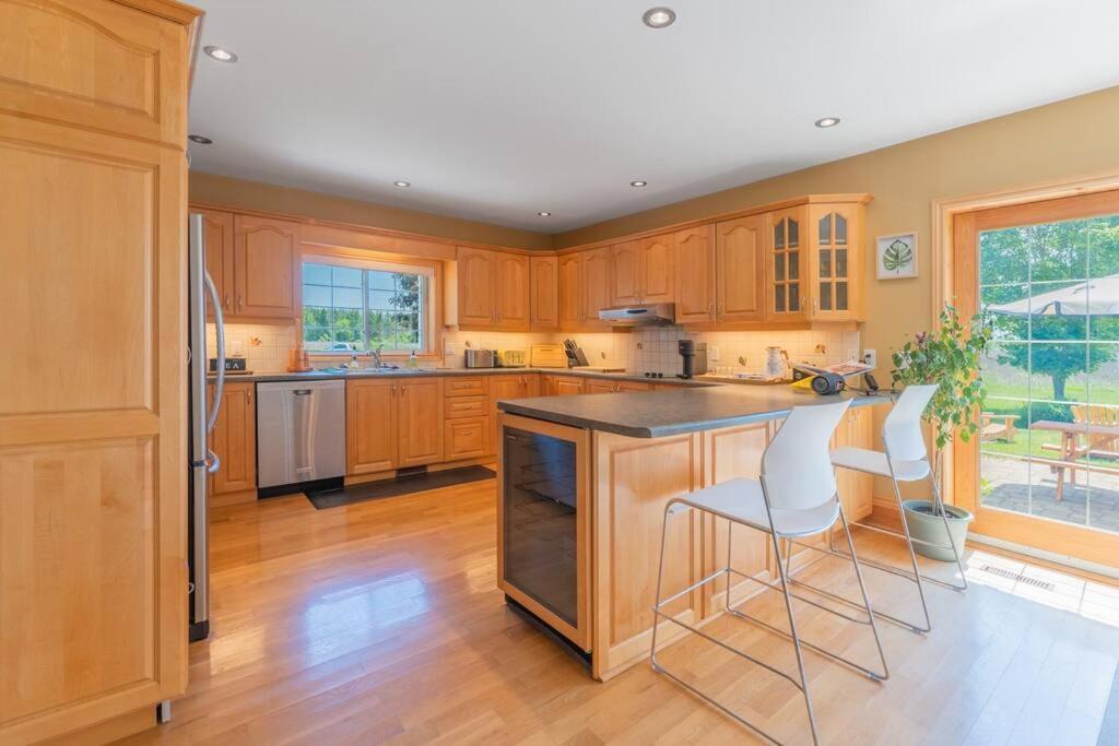 Luxury Hillside On The Bay Of Quinte Holiday home Belleville