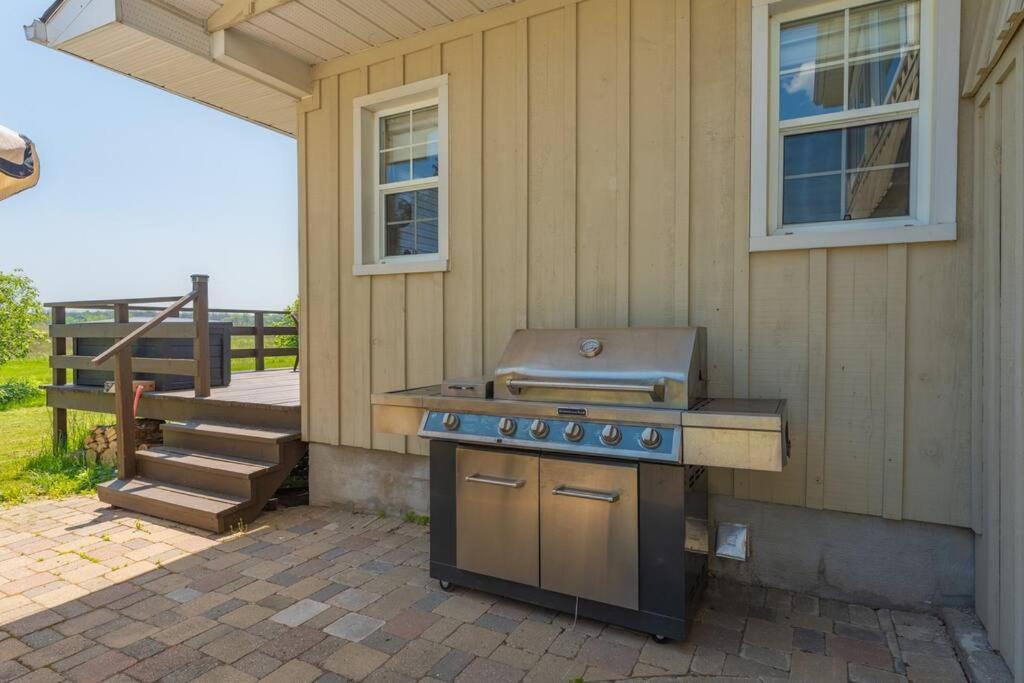 Luxury Hillside On The Bay Of Quinte Belleville