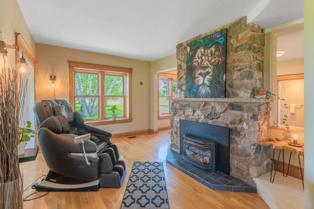 Luxury Hillside On The Bay Of Quinte Holiday home *
