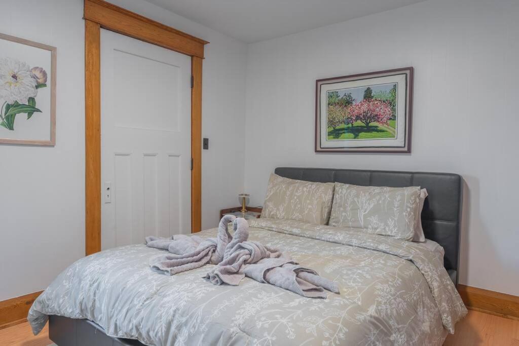 Holiday home Luxury Hillside On The Bay Of Quinte *