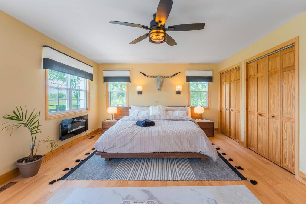 Holiday home Luxury Hillside On The Bay Of Quinte *