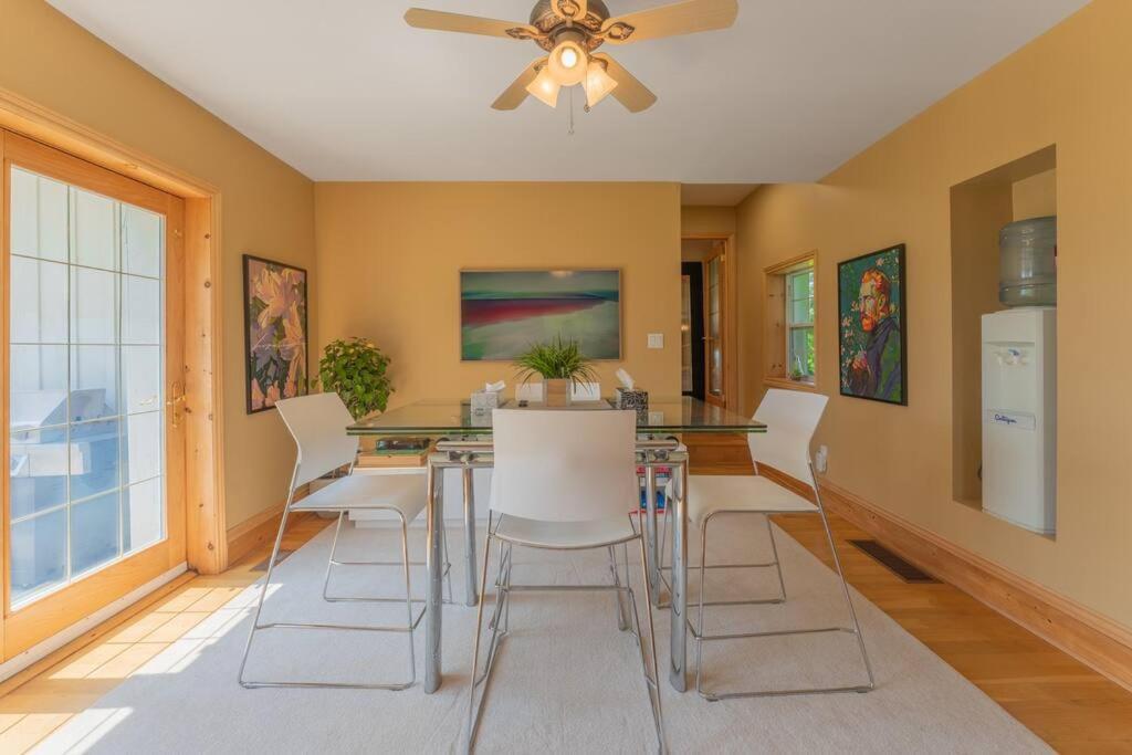 Holiday home Luxury Hillside On The Bay Of Quinte Belleville