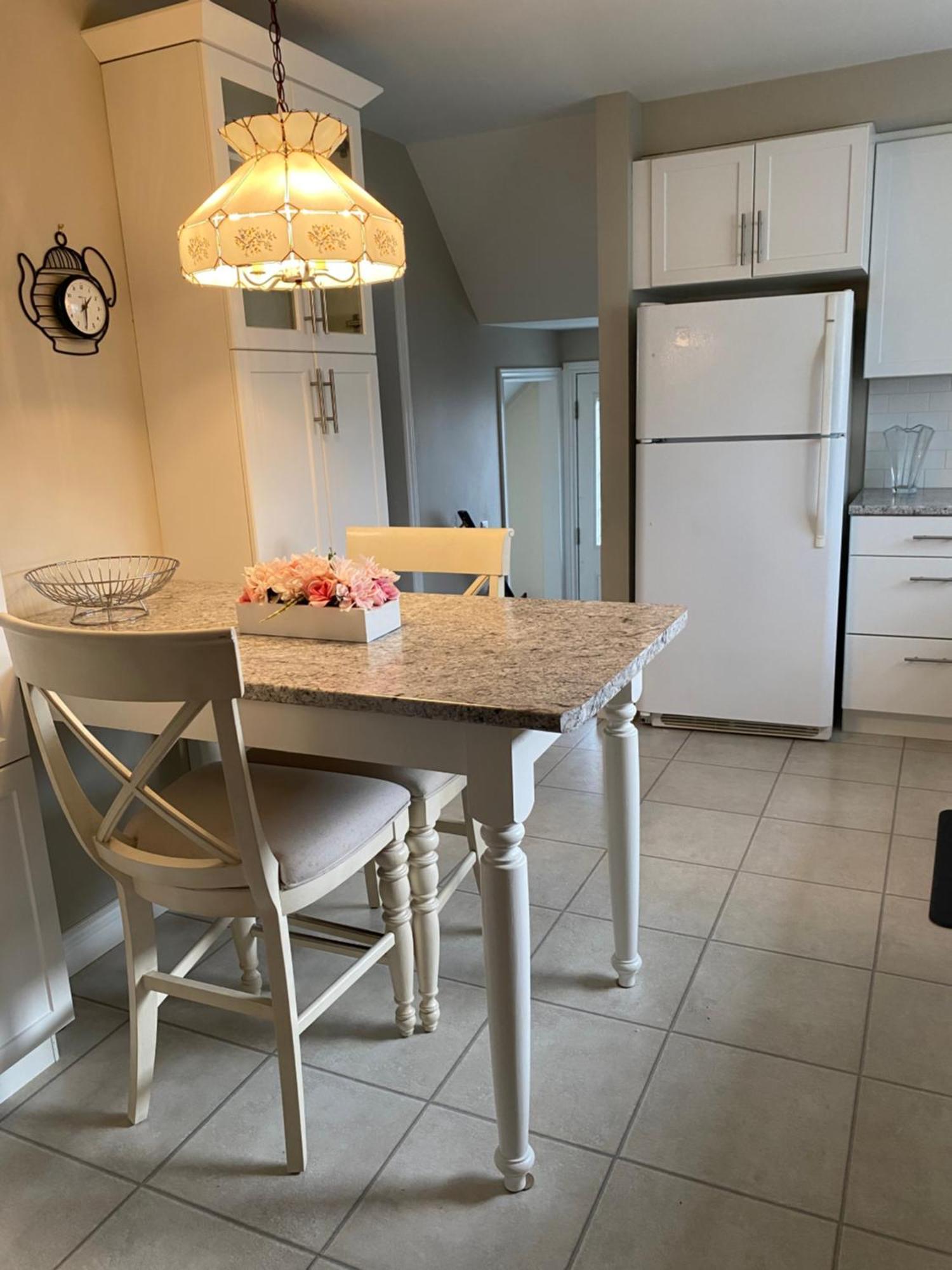 Cheerful 4 Bedroom With Sunroom *