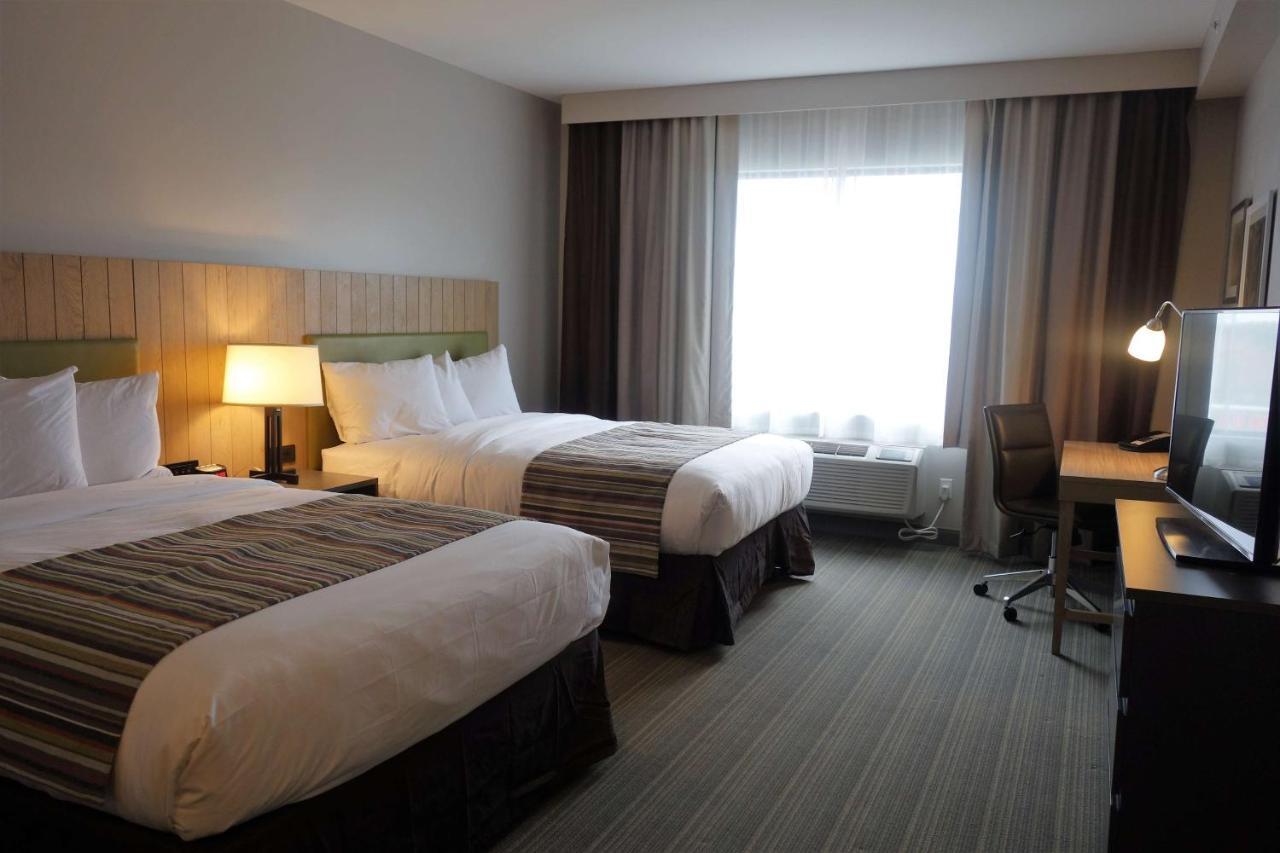 Hotel Country & By Radisson, Belleville, On