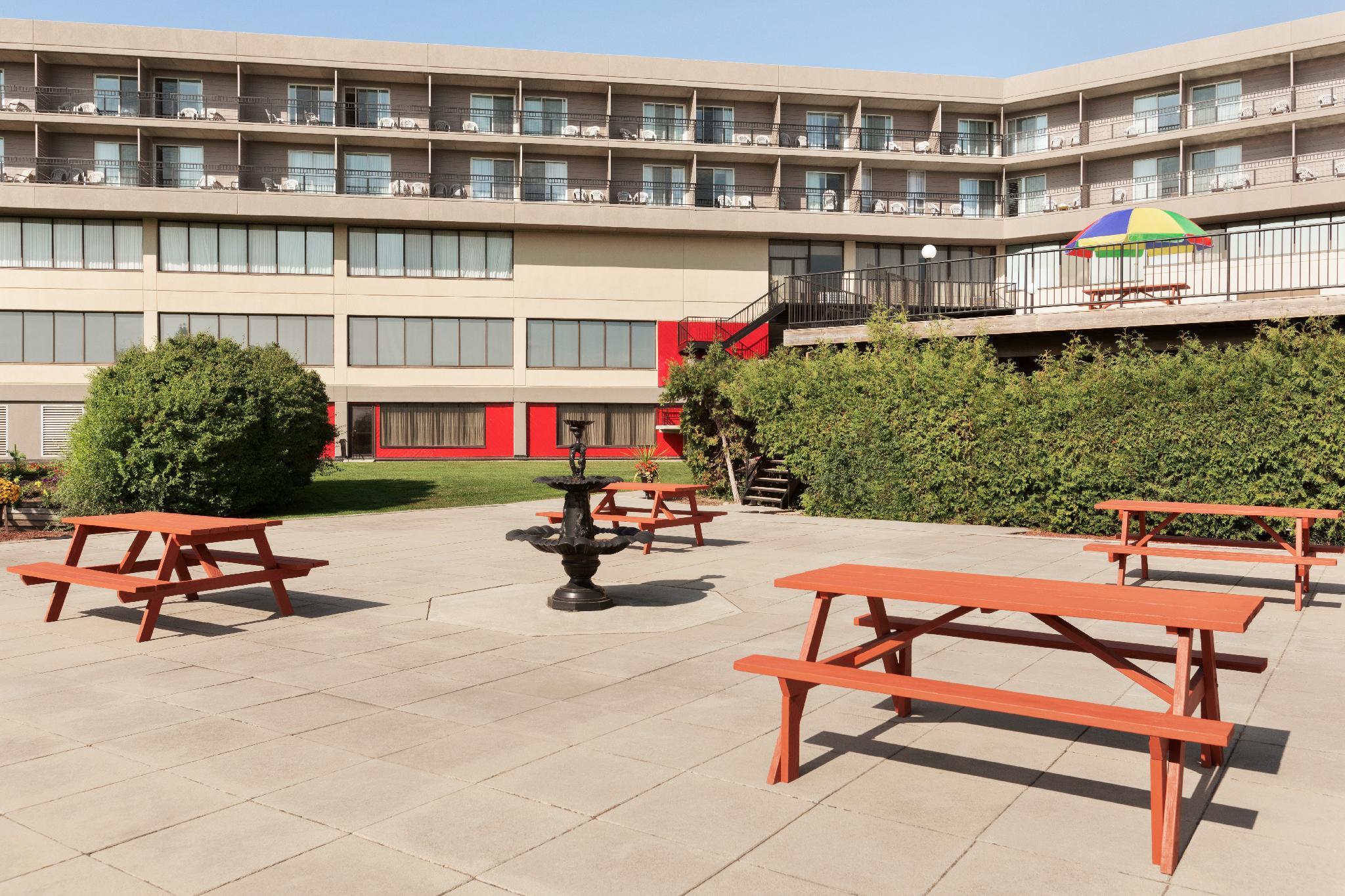 Ramada By Wyndham Harbourview Conference Center Hotel Belleville