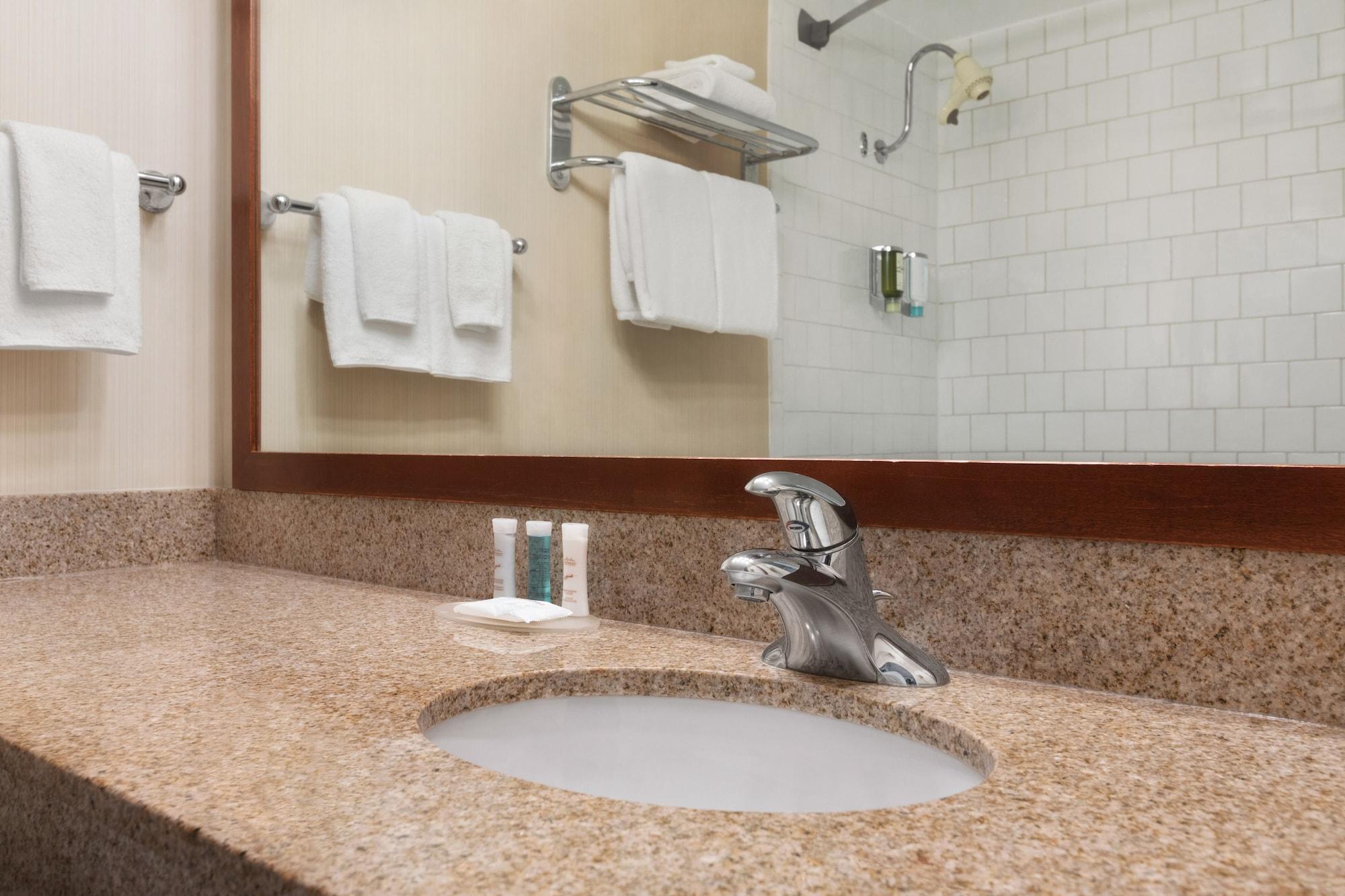 Ramada By Wyndham Harbourview Conference Center Belleville