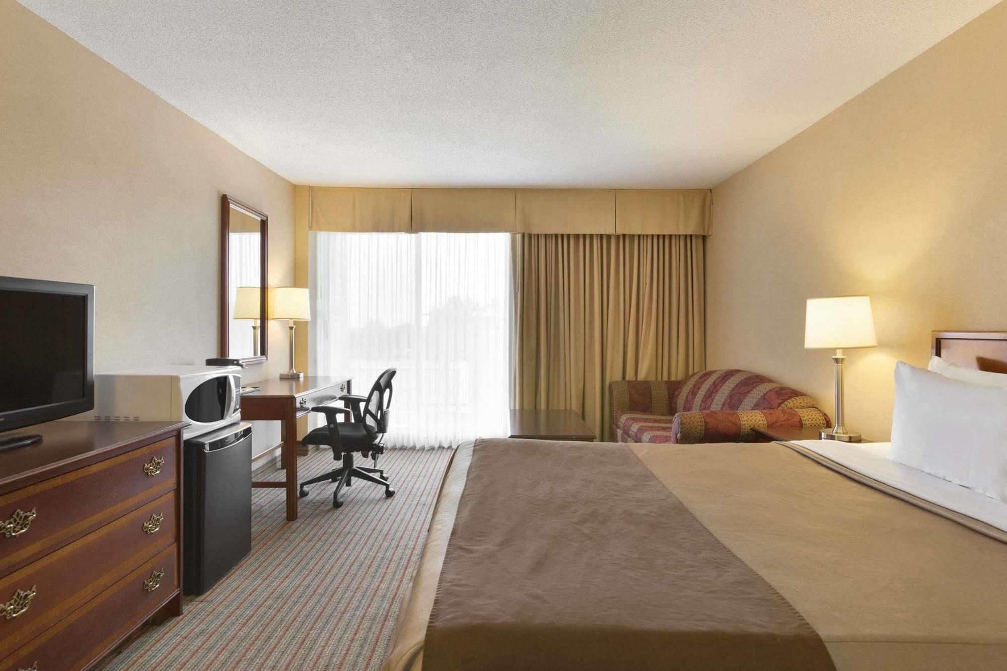 Ramada By Wyndham Harbourview Conference Center Hotel Belleville