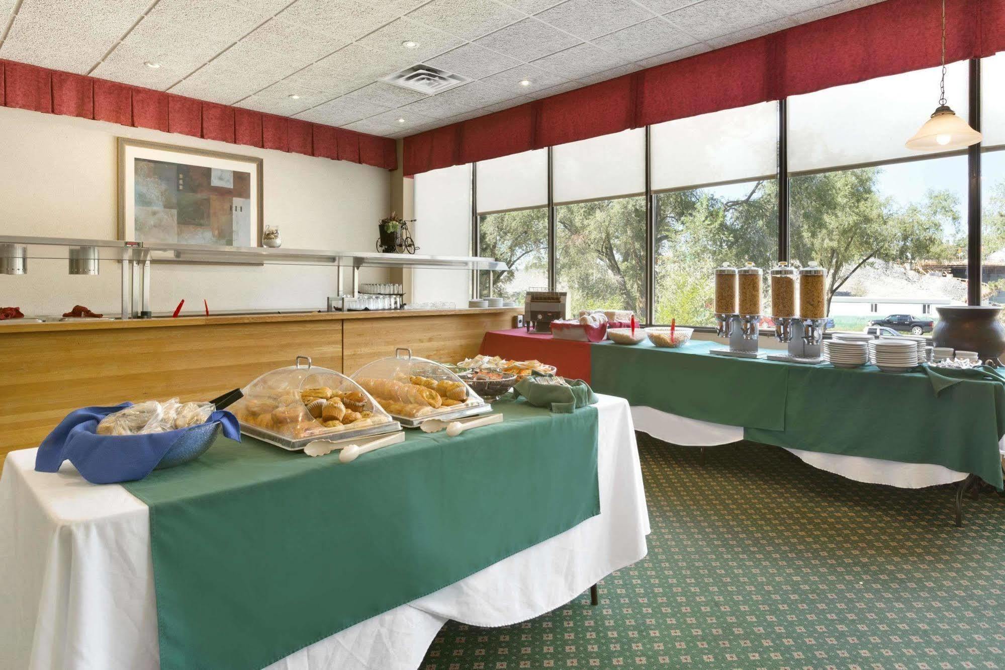 Hotel Ramada By Wyndham Harbourview Conference Center Belleville